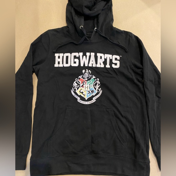 Men’s Size Medium Black Hoodie with Hogwarts and Logo on Front Top Sweater - Picture 4 of 11